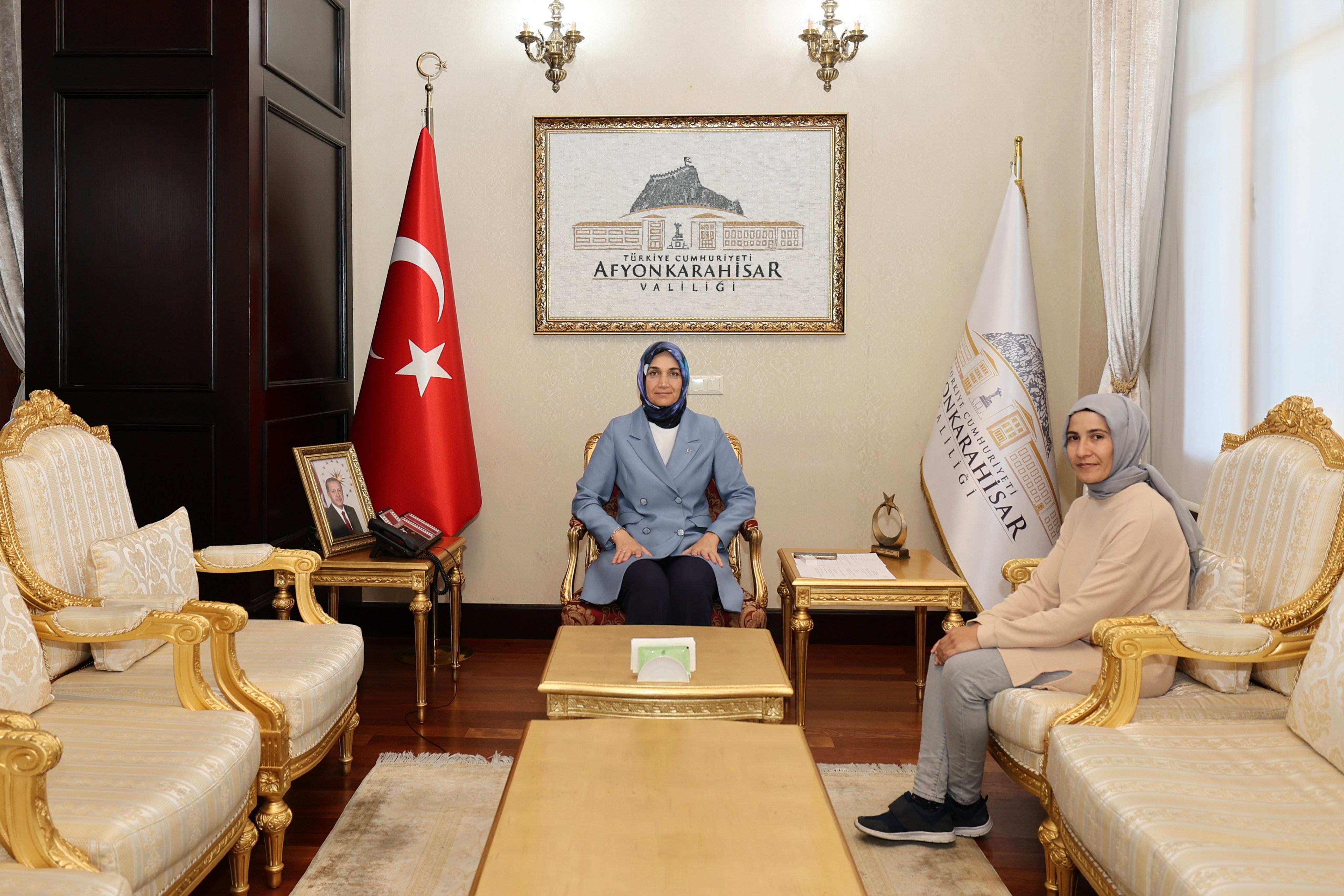 VALİ YİĞİTBAŞI ZİYARETÇİLERİNİ MAKAMINDA AĞIRLADI