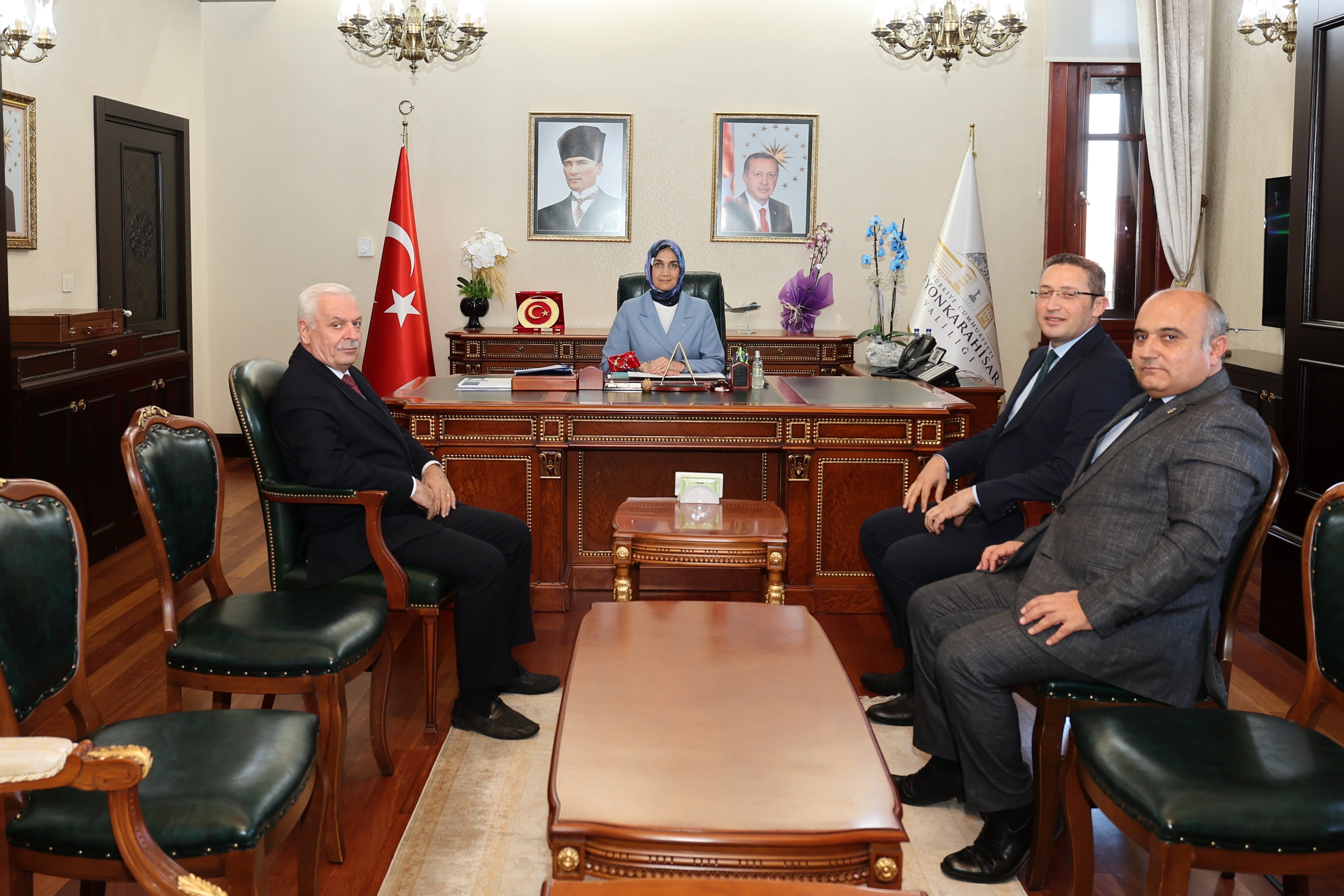 VALİ YİĞİTBAŞI ZİYARETÇİLERİNİ MAKAMINDA AĞIRLADI