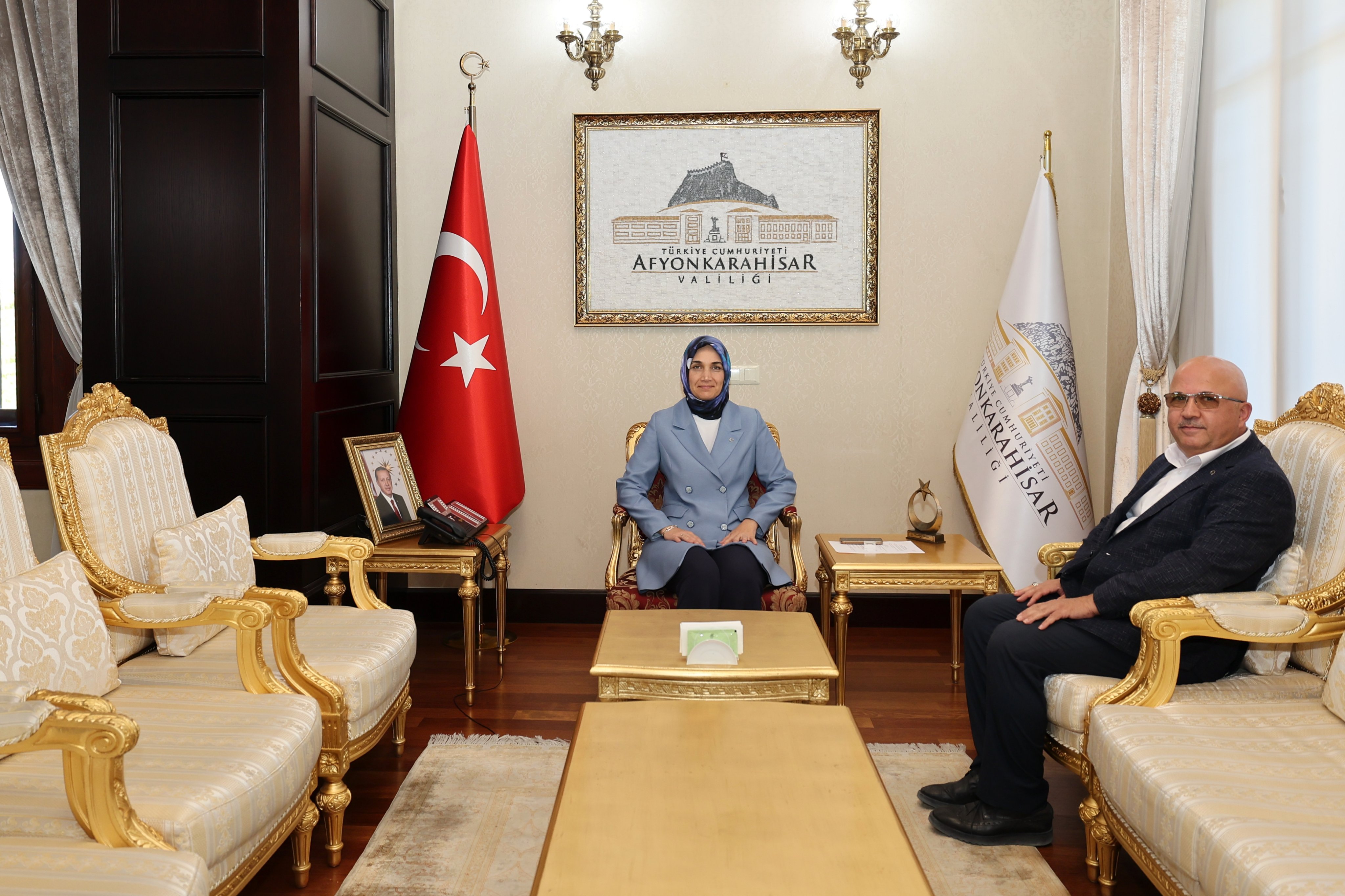 VALİ YİĞİTBAŞI ZİYARETÇİLERİNİ MAKAMINDA AĞIRLADI