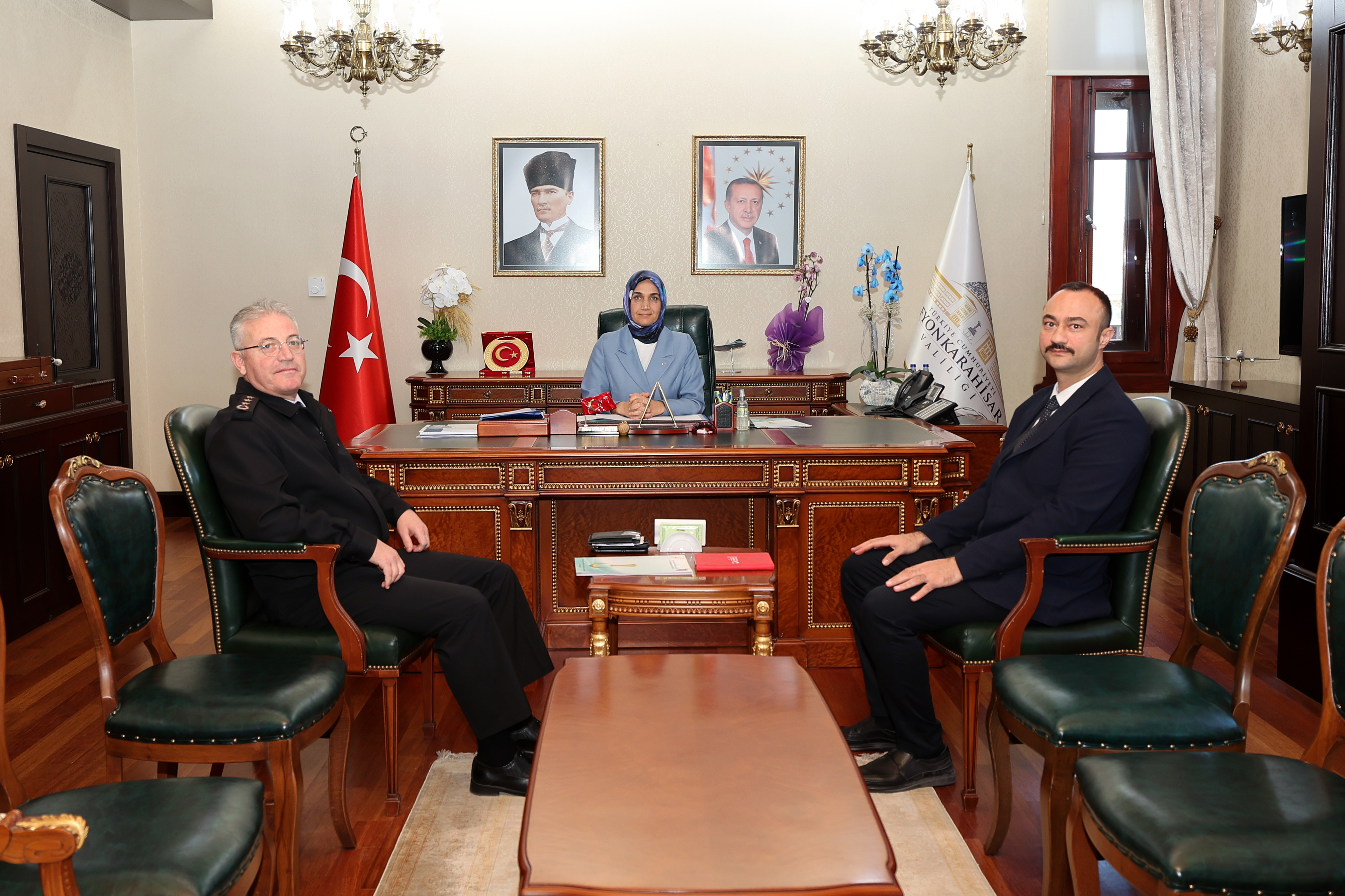 VALİ YİĞİTBAŞI ZİYARETÇİLERİNİ MAKAMINDA AĞIRLADI