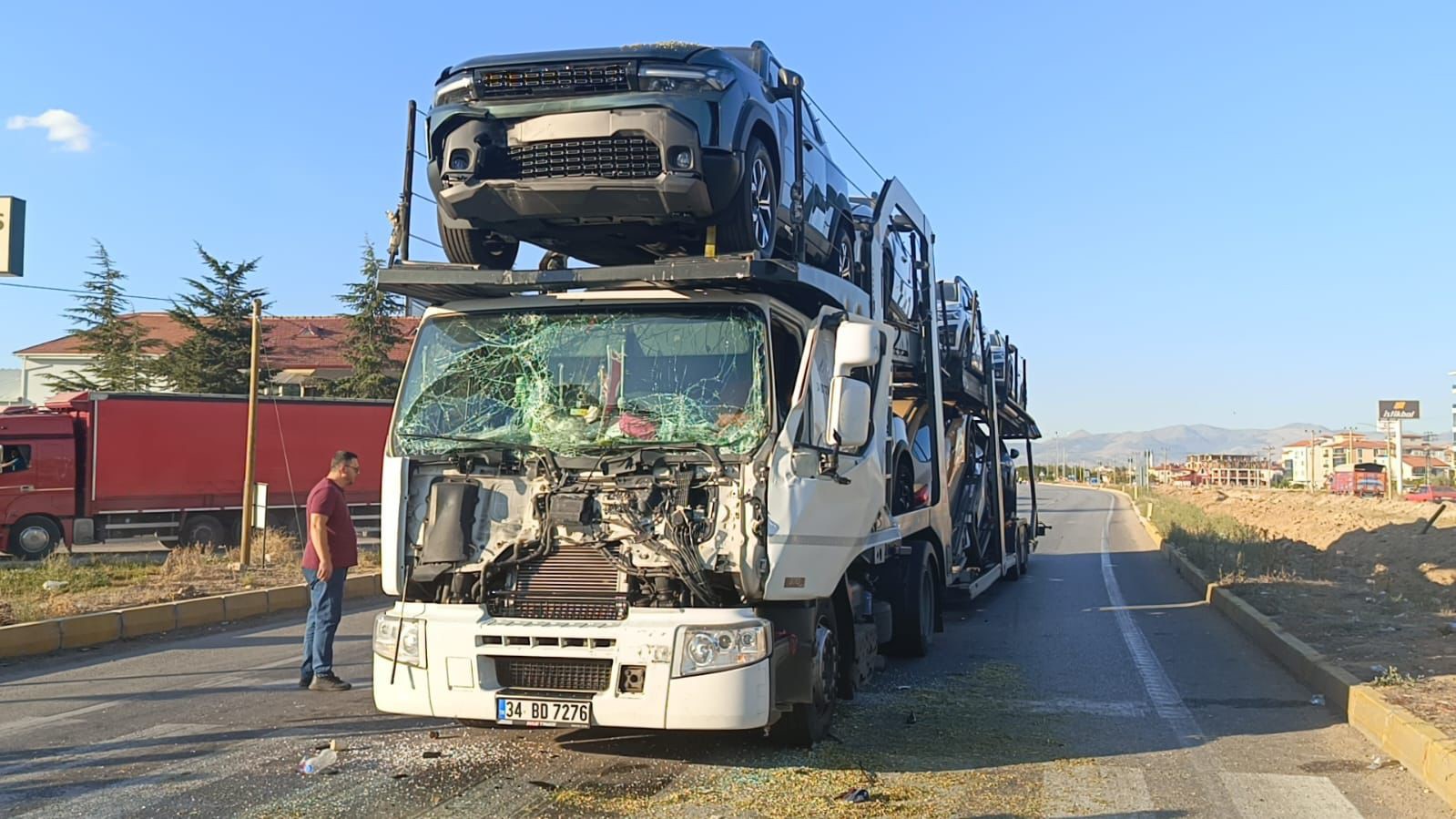 SUV araçları taşıyan tır önündeki tıra çarptı: Kazada 2 kişi yaralandı