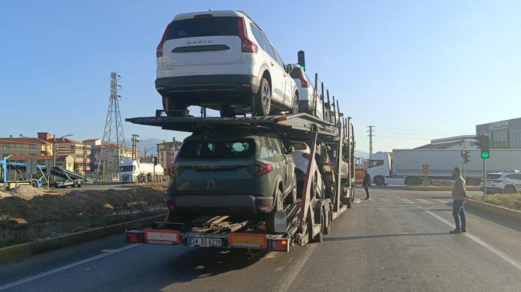SUV araçları taşıyan tır önündeki tıra çarptı: Kazada 2 kişi yaralandı