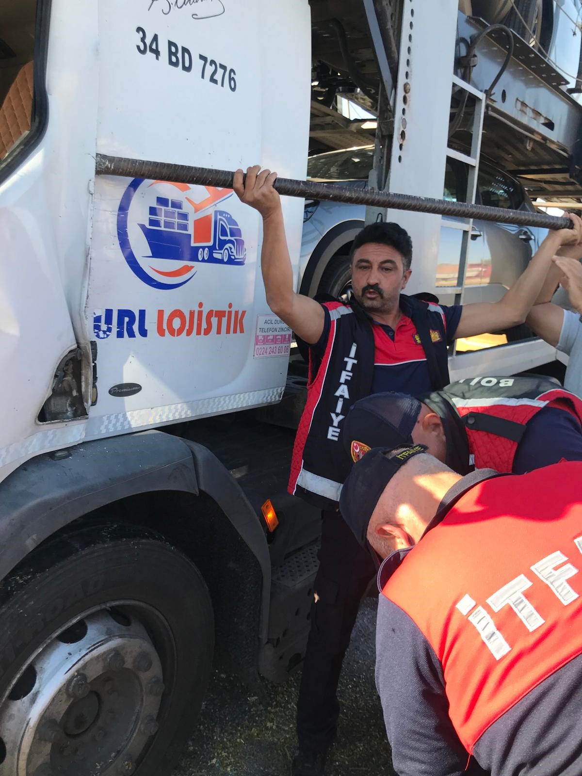 SUV araçları taşıyan tır önündeki tıra çarptı: Kazada 2 kişi yaralandı