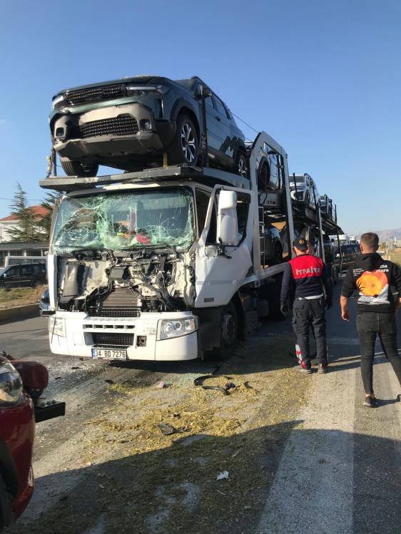 SUV araçları taşıyan tır önündeki tıra çarptı: Kazada 2 kişi yaralandı