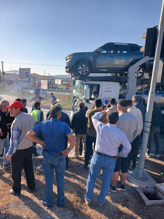 SUV araçları taşıyan tır önündeki tıra çarptı: Kazada 2 kişi yaralandı