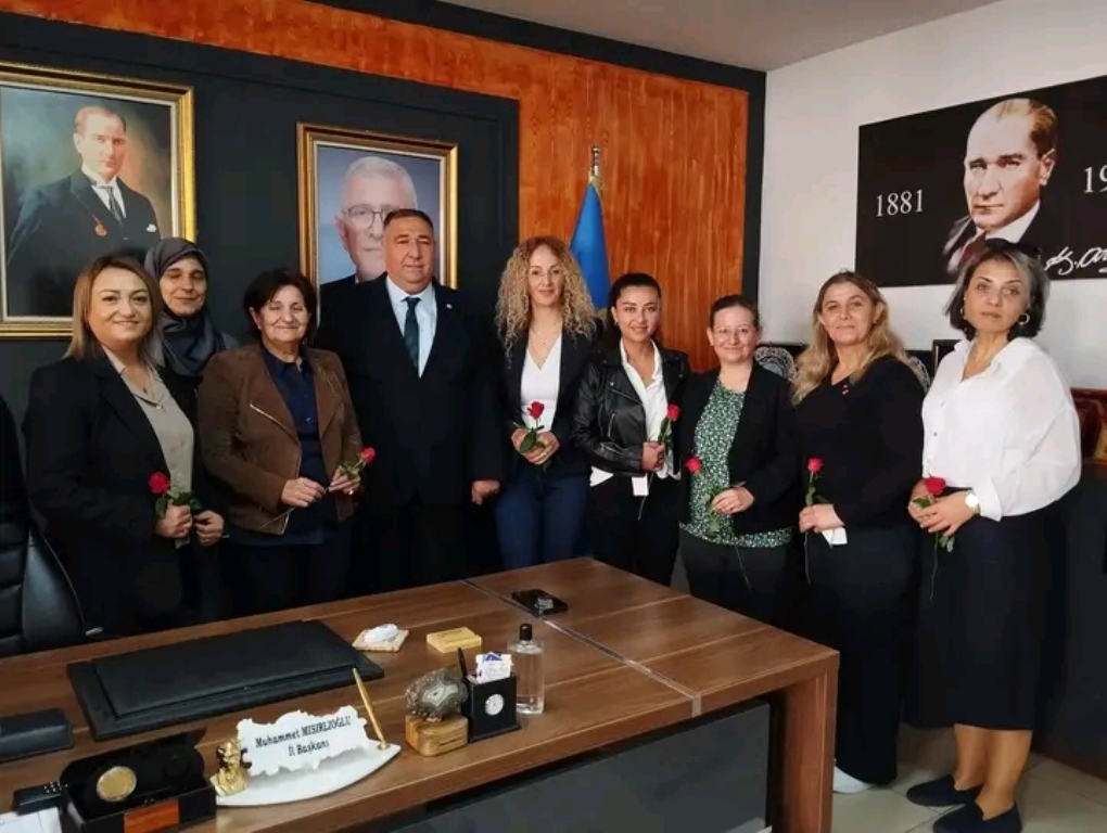 CHP KADIN KOLLARI, İYİ PARTİ'Yİ ZİYARET ETTİ