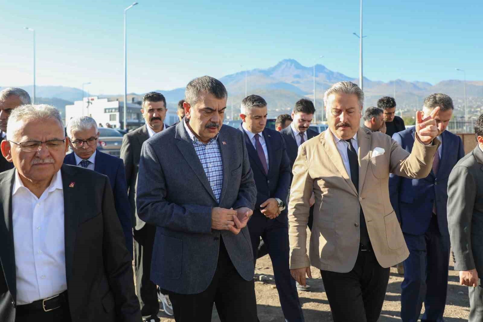 Bakan Tekin tasarruf tedbirlerine uydu, uygulama otelinde kaldı