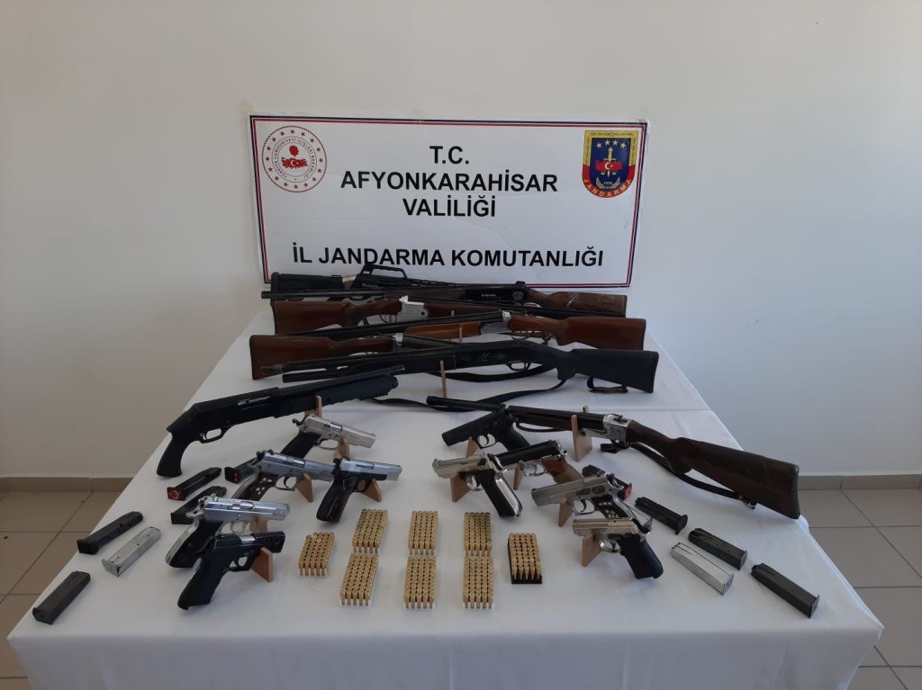 AFYON'DA JANDARMA'DAN ŞAFAK VAKTİ GÖZALTI