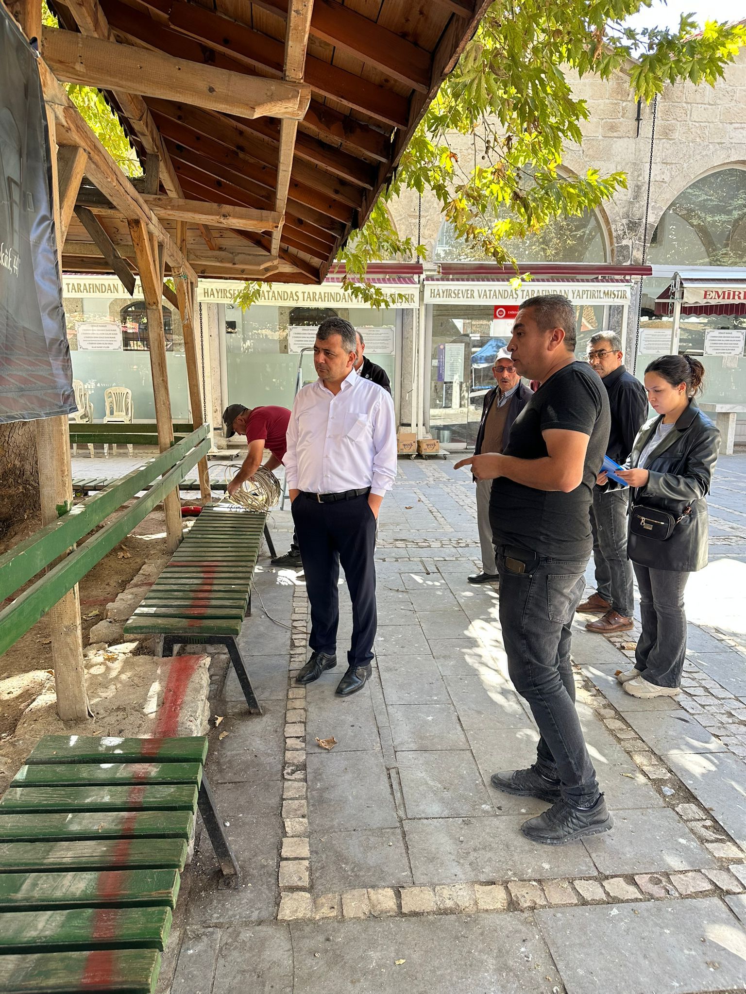 BAŞKAN KOYUNCU ÇARŞI CAMİİ BAHÇESİNDE ÇALIŞMALARI İNCELEDİ