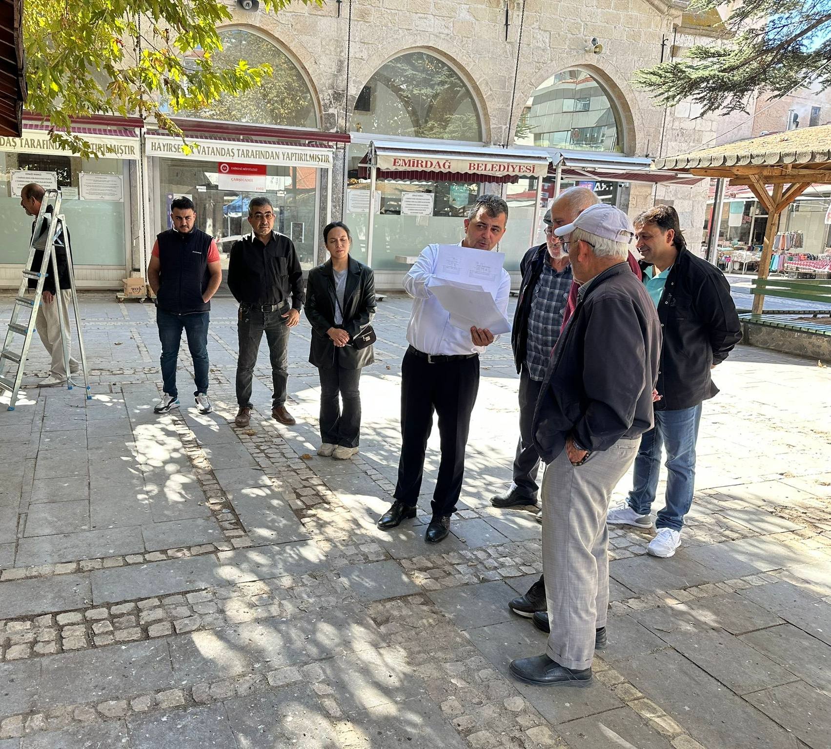 BAŞKAN KOYUNCU ÇARŞI CAMİİ BAHÇESİNDE ÇALIŞMALARI İNCELEDİ