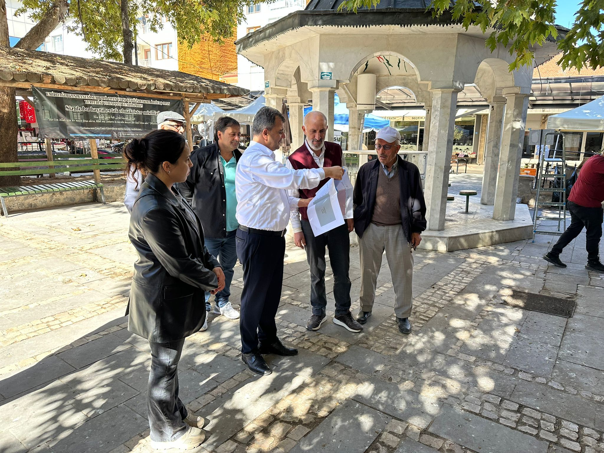 BAŞKAN KOYUNCU ÇARŞI CAMİİ BAHÇESİNDE ÇALIŞMALARI İNCELEDİ