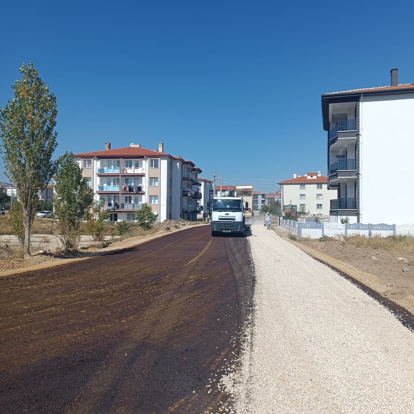 AFYONKARAHİSAR’DA MAHALLELERDE ASFALT ÇALIŞMALARI DEVAM EDİYOR!