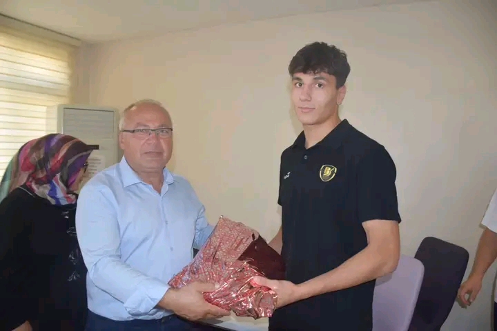 Müdür Kasapoğlu'ndan SEM Öğrencilerine Yeni Eğitim Yılı Kutlaması