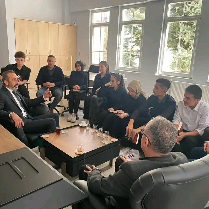Şuhut İlçe Milli Eğitim Müdürü Bozkurt'tan Öğrencilere Kitap Hediyesi
