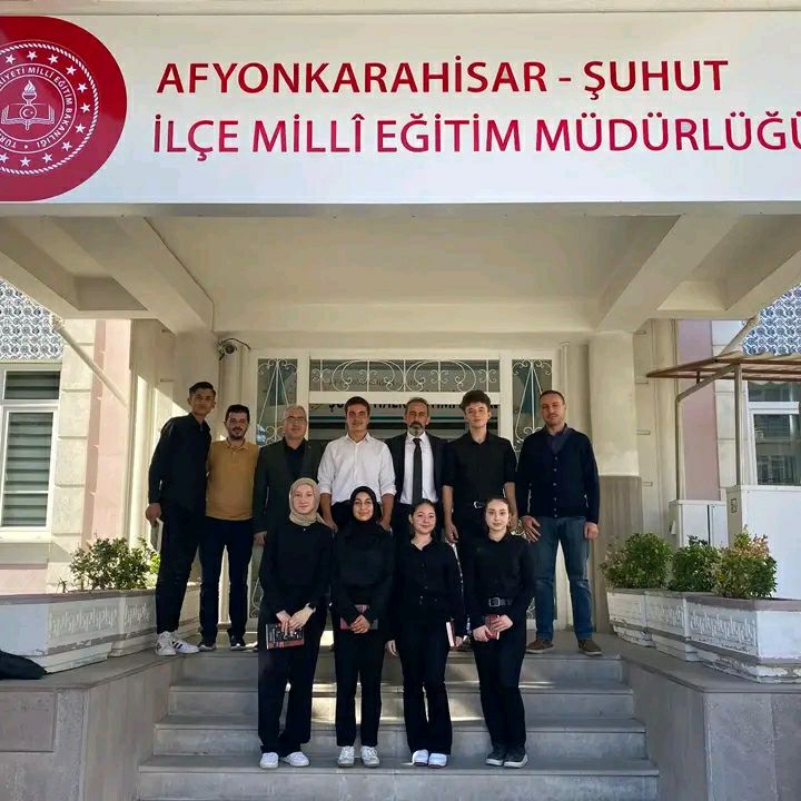 Şuhut İlçe Milli Eğitim Müdürü Bozkurt'tan Öğrencilere Kitap Hediyesi