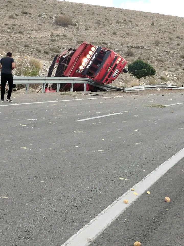 SON DAKİKA: Afyonkarahisar'da Feci Kaza Kamyonet Sürücüsü Hayatını Kaybetti