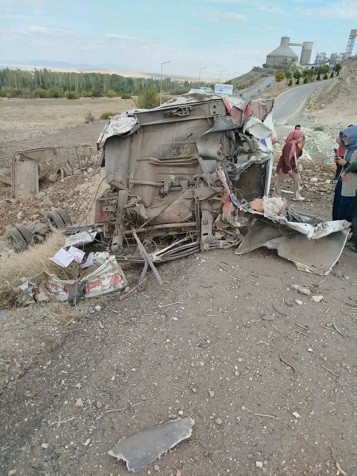 SON DAKİKA: Afyonkarahisar'da Feci Kaza Kamyonet Sürücüsü Hayatını Kaybetti