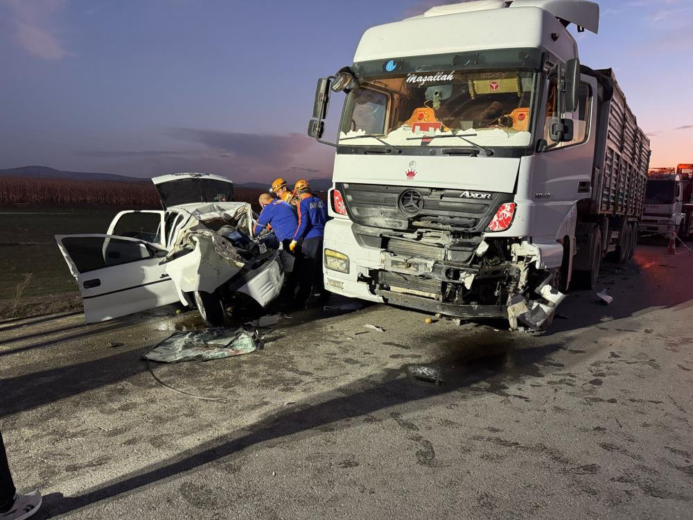 TIR OTOMOBİLİ KAĞIT GİBİ EZDİ KAZADA 3 KİŞİ HAYATINI KAYBETTİ