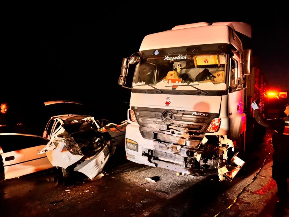 TIR OTOMOBİLİ KAĞIT GİBİ EZDİ KAZADA 3 KİŞİ HAYATINI KAYBETTİ