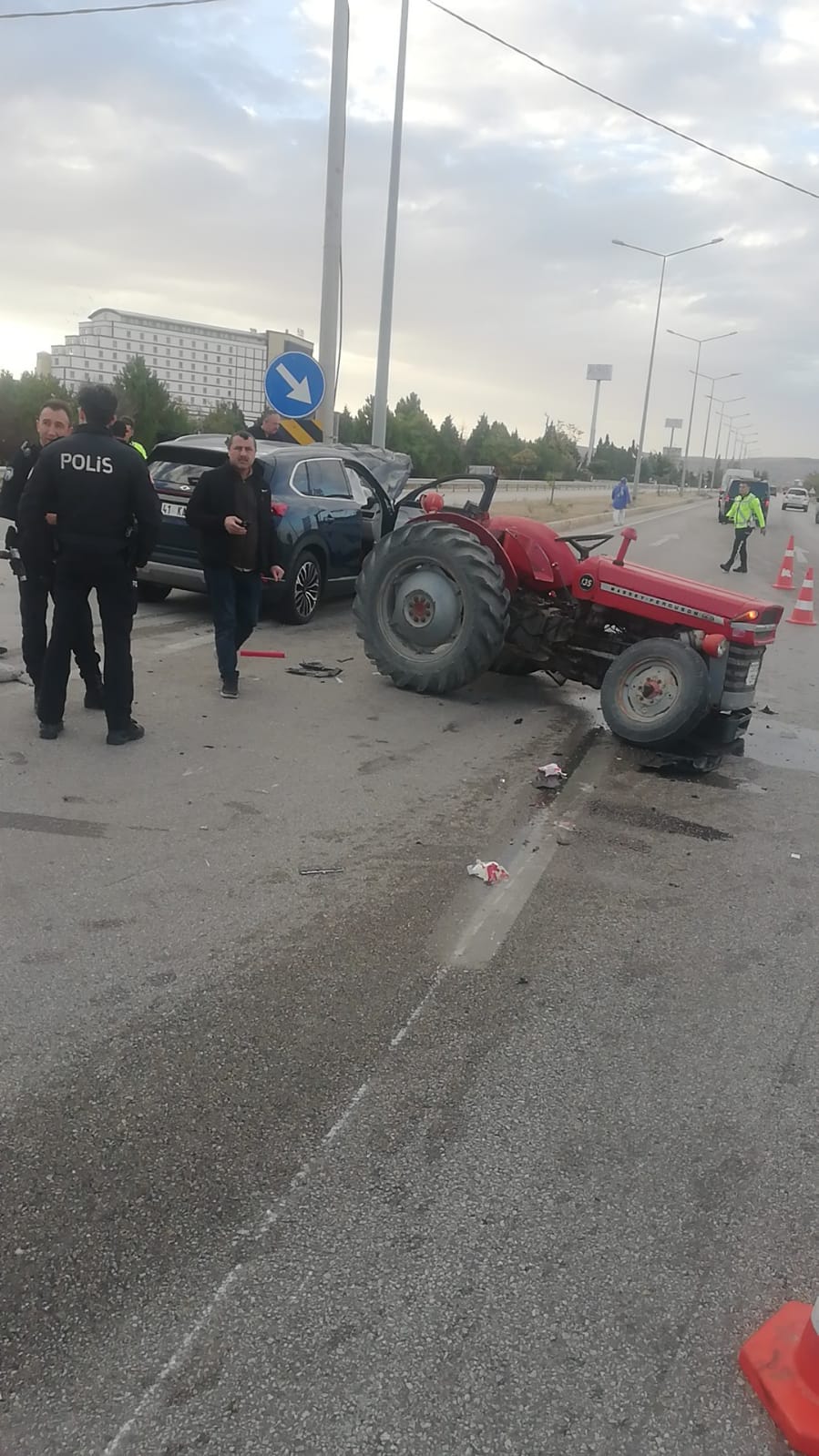 TRAKTÖR İLE SUV MODEL ARAÇ ÇARPIŞTI