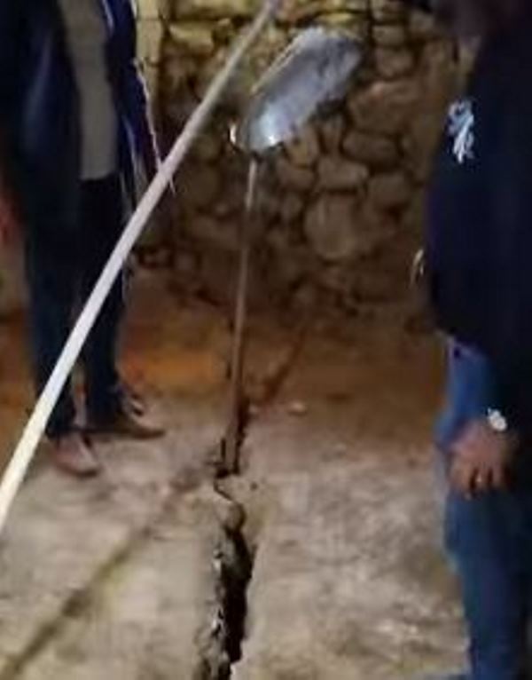 DİNAR AKÇAKÖY'DE AHIR VE EVLERDE DEV YARIKLAR MEYDANA GELDİ