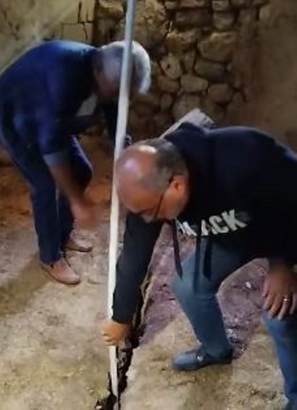 DİNAR AKÇAKÖY'DE AHIR VE EVLERDE DEV YARIKLAR MEYDANA GELDİ
