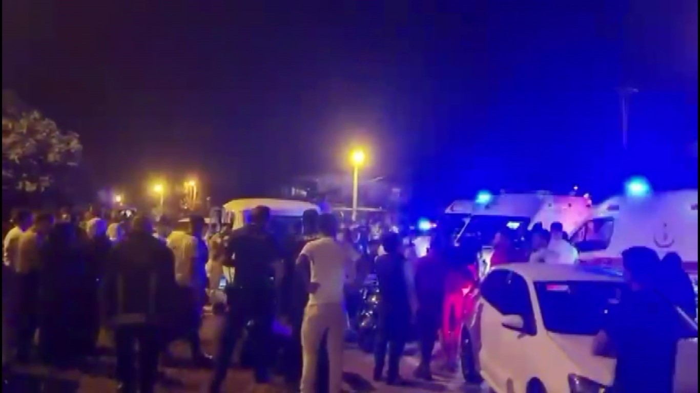 DÜĞÜN DÖNÜŞÜ FECİ KAZA: MİNİBÜS İLE OTOMOBİL ÇARPIŞTI 22 YARALI