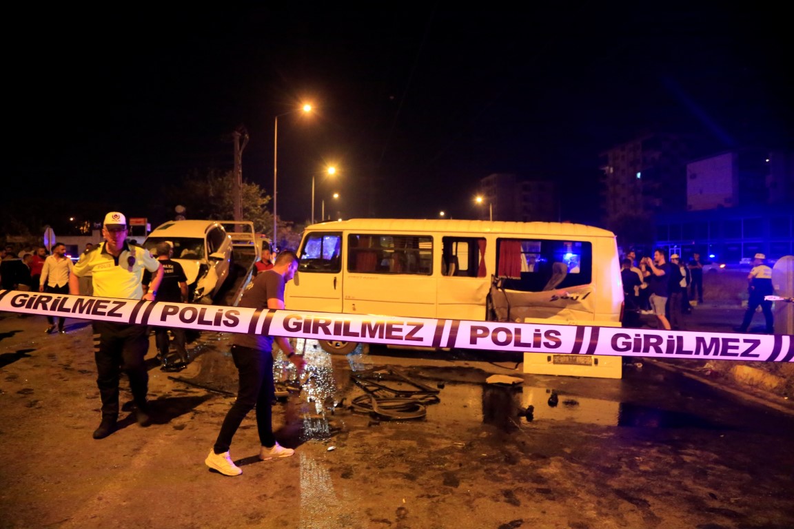DÜĞÜN DÖNÜŞÜ FECİ KAZA: MİNİBÜS İLE OTOMOBİL ÇARPIŞTI 22 YARALI