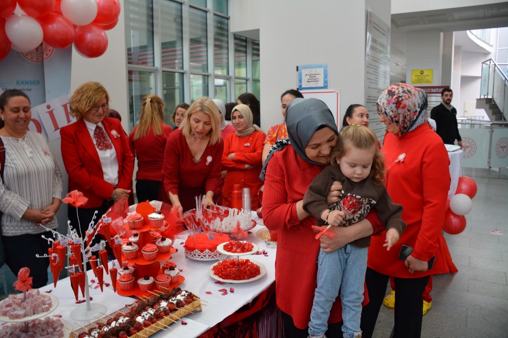 DEVLET HASTANESİ'NDE "DÜNYA EMZİRME HAFTASI"NA ÖZEL FARKINDALIK ETKİNLİKLERİ GERÇEKLEŞTİ