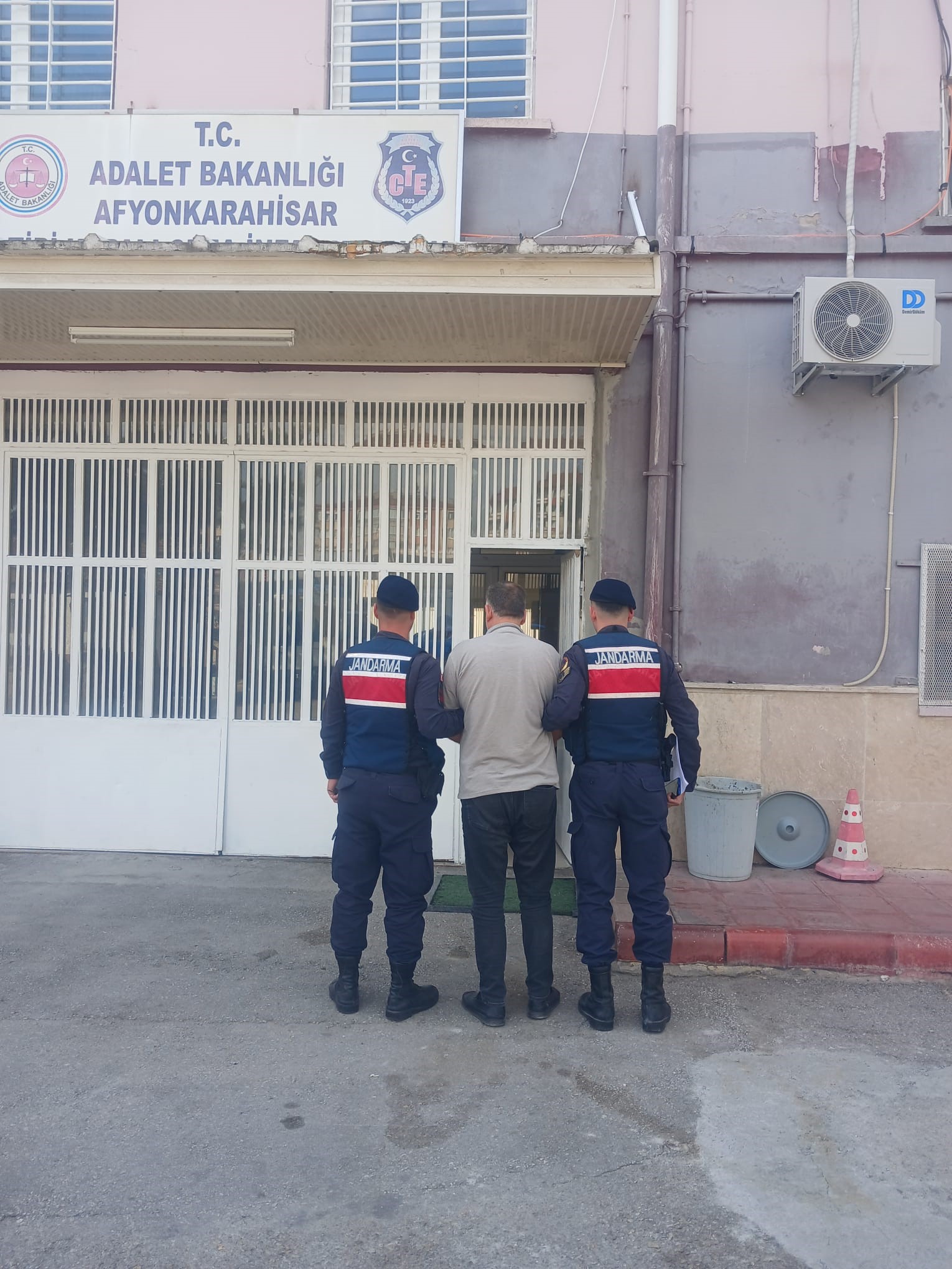 AFYONKARAHİSAR'DA KAÇAK ŞAHIS YAKALANDI