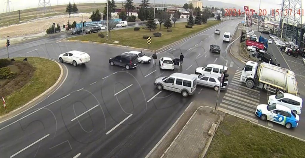 TRAFİK KAZALARI ŞEHİR GÜVENLİK KAMERALARINA YANSIDI