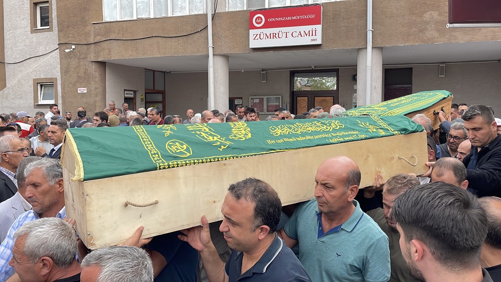AFYON'DAKİ TRAFİK KAZASINDA ÖLEN 3 KİŞİ SON YOLCULUKLARINA UĞURLANDI