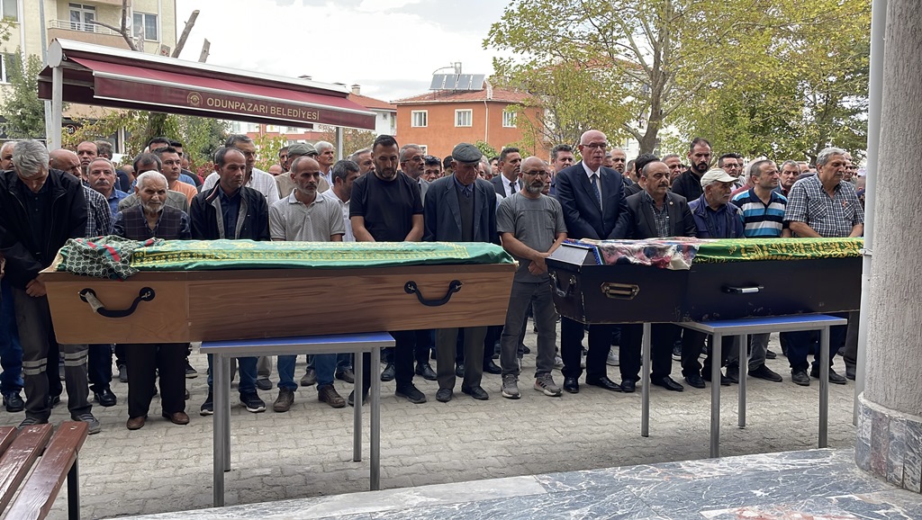 AFYON'DAKİ TRAFİK KAZASINDA ÖLEN 3 KİŞİ SON YOLCULUKLARINA UĞURLANDI