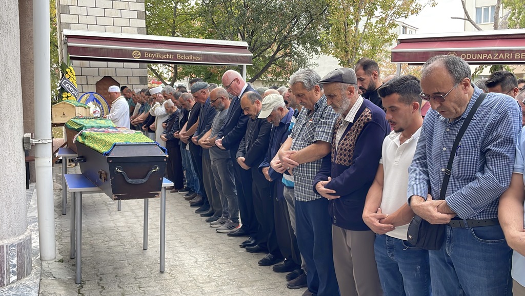 AFYON'DAKİ TRAFİK KAZASINDA ÖLEN 3 KİŞİ SON YOLCULUKLARINA UĞURLANDI