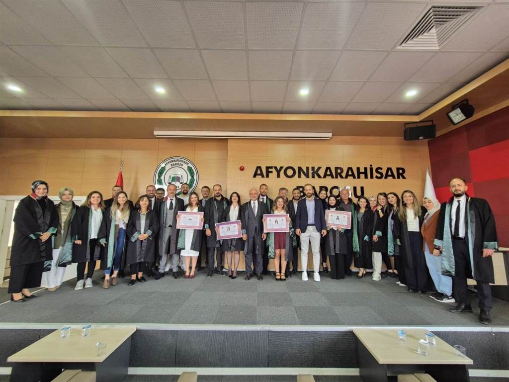 AFYONKARAHİSAR BAROSU'NDA GENÇ AVUKATLAR YEMİN EDEREK GÖREVE BAŞLADI