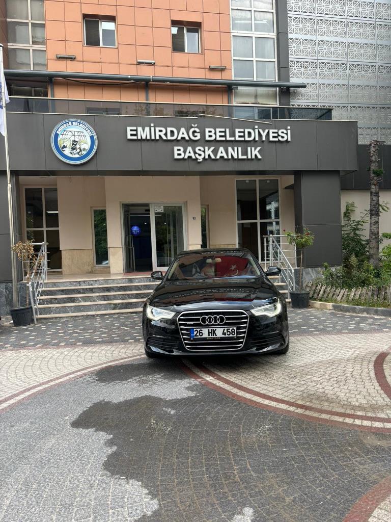 BAŞKAN KOYUNCU AUDİ MARKA ARACINI BELEDİYEYE HİBE ETTİ