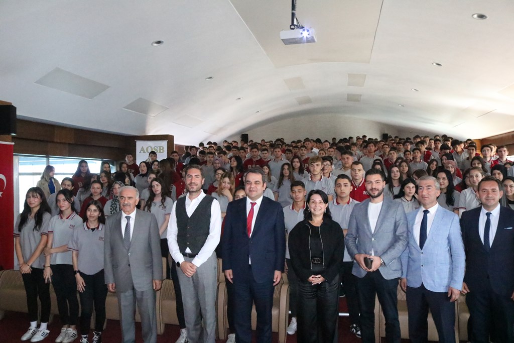  İŞ DÜNYASININ TECRÜBELERİ ÖĞRENCİLERE AKTARILDI