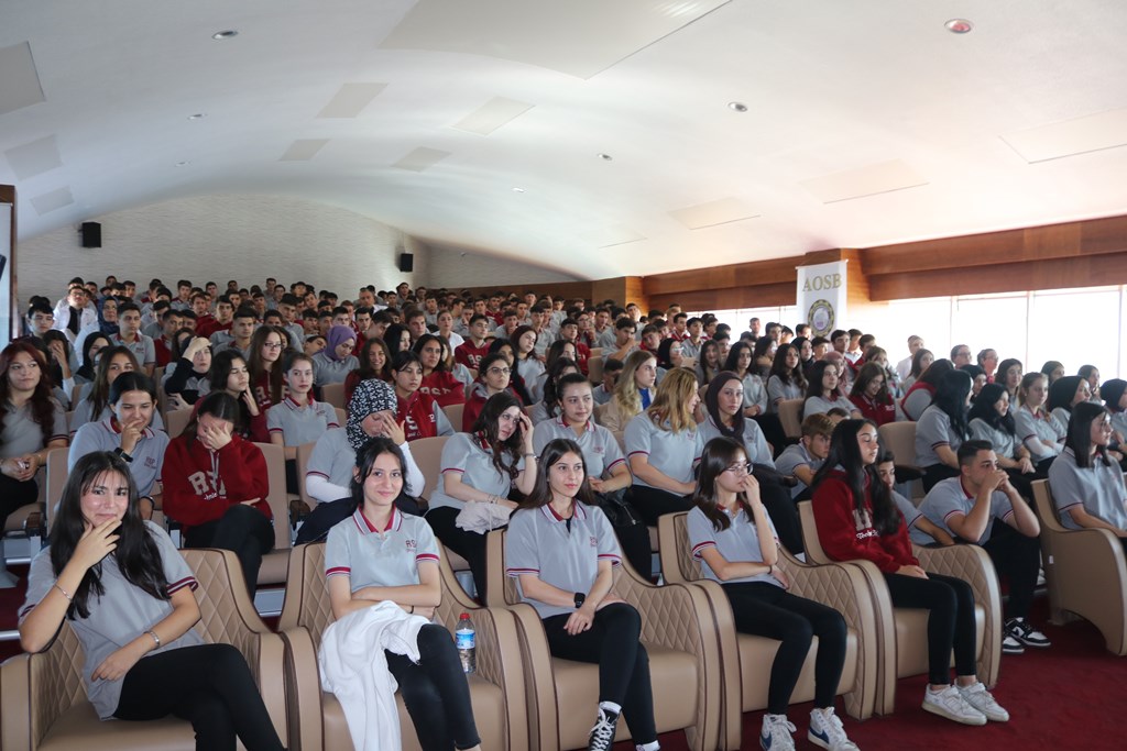  İŞ DÜNYASININ TECRÜBELERİ ÖĞRENCİLERE AKTARILDI