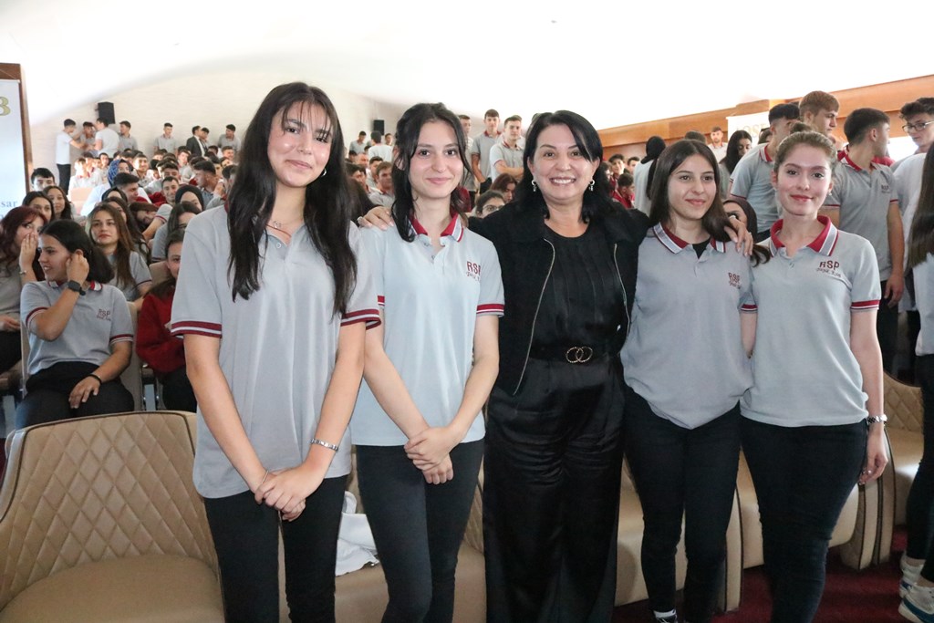  İŞ DÜNYASININ TECRÜBELERİ ÖĞRENCİLERE AKTARILDI