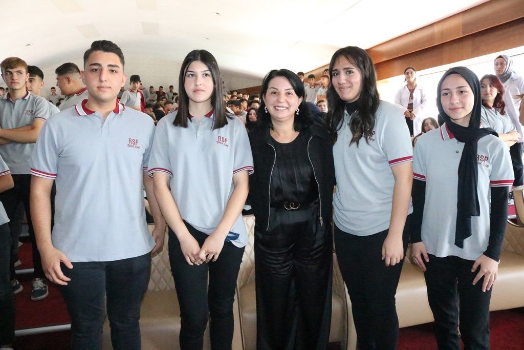  İŞ DÜNYASININ TECRÜBELERİ ÖĞRENCİLERE AKTARILDI