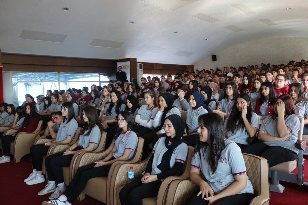  İŞ DÜNYASININ TECRÜBELERİ ÖĞRENCİLERE AKTARILDI