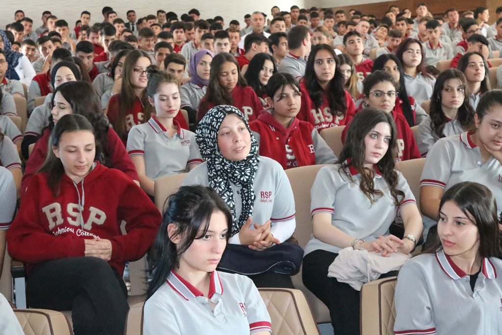  İŞ DÜNYASININ TECRÜBELERİ ÖĞRENCİLERE AKTARILDI
