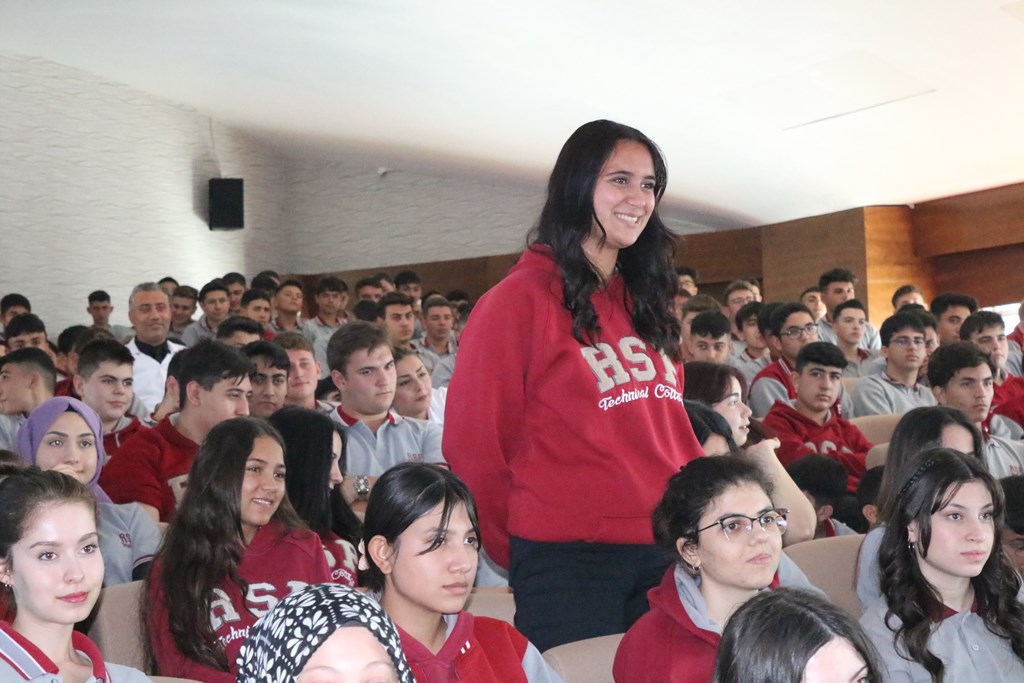  İŞ DÜNYASININ TECRÜBELERİ ÖĞRENCİLERE AKTARILDI