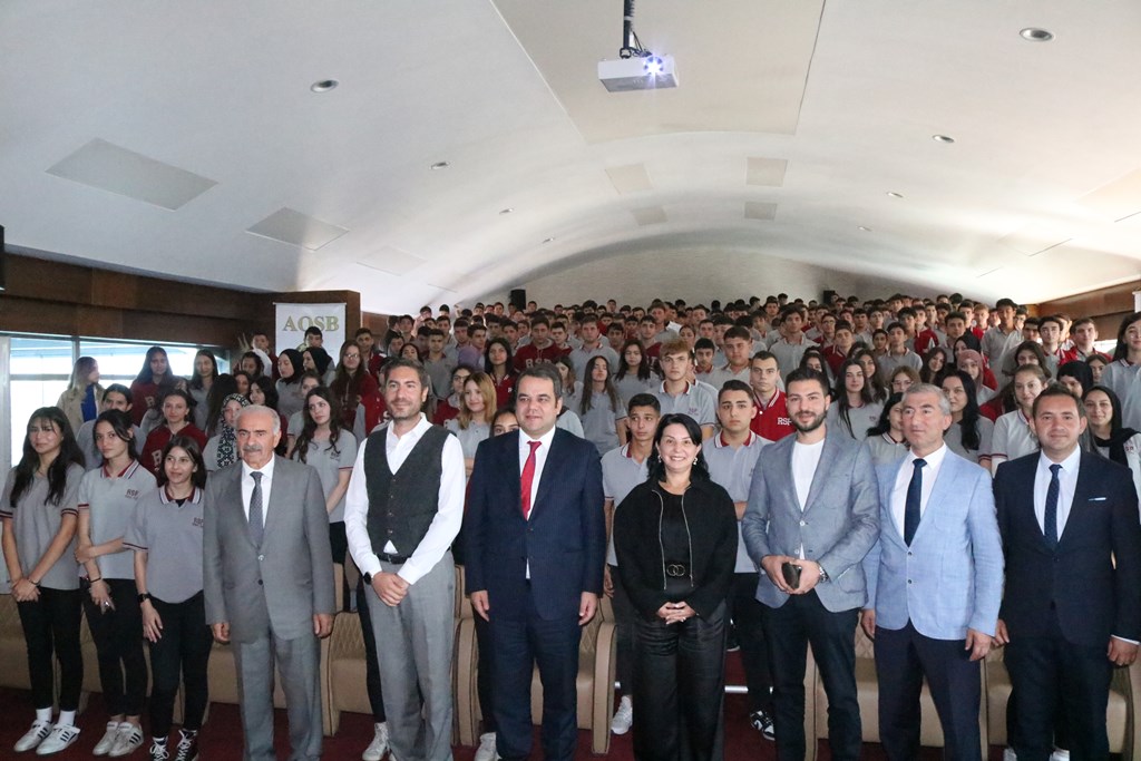  İŞ DÜNYASININ TECRÜBELERİ ÖĞRENCİLERE AKTARILDI
