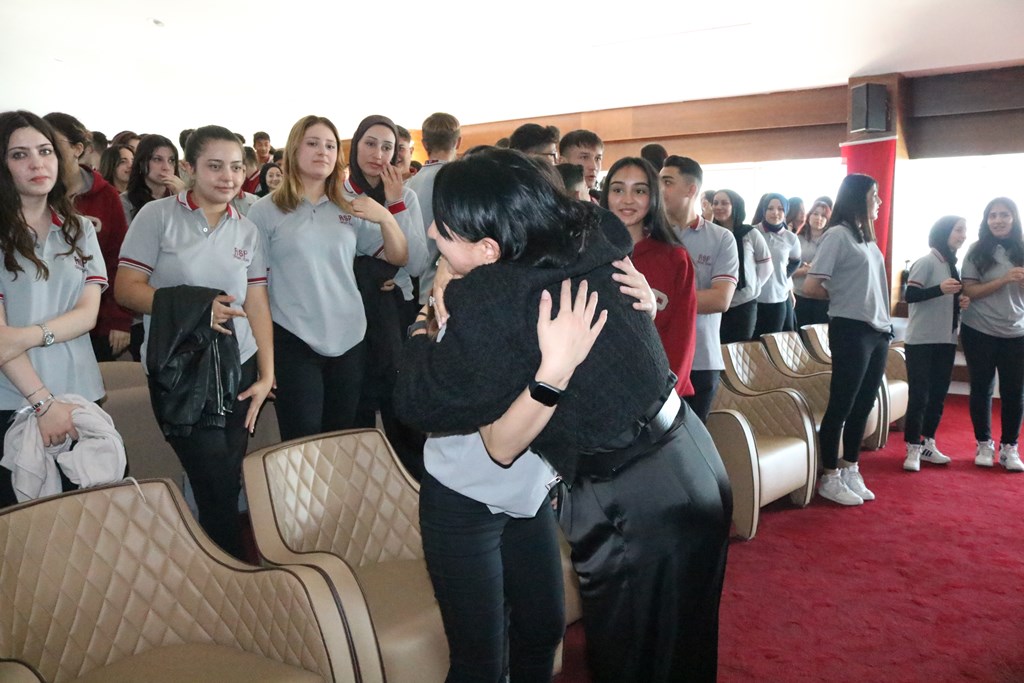  İŞ DÜNYASININ TECRÜBELERİ ÖĞRENCİLERE AKTARILDI