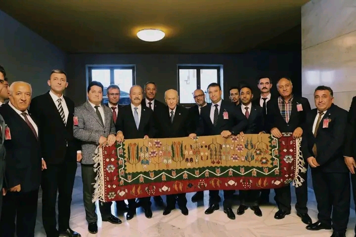 MİLLETVEKİLİ TAYTAK, BAHÇELİ'YE BAYAT KİLİMİ HEDİYE ETTİ