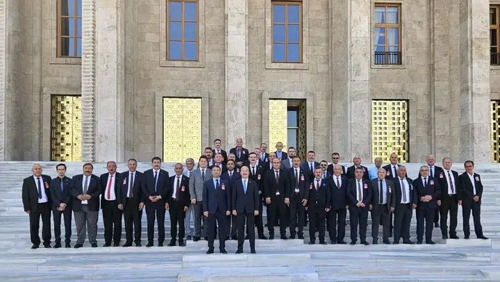 MİLLETVEKİLİ TAYTAK, BAHÇELİ'YE BAYAT KİLİMİ HEDİYE ETTİ