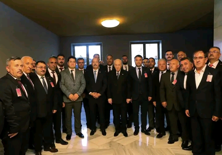 MİLLETVEKİLİ TAYTAK, BAHÇELİ'YE BAYAT KİLİMİ HEDİYE ETTİ