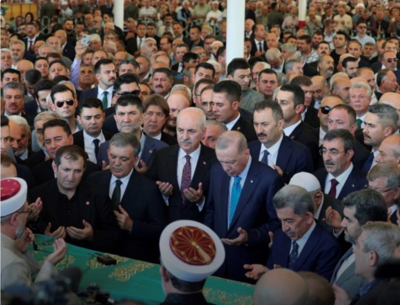 ESKİ BAKAN EROĞLU, KUTAN'IN CENAZE TÖRENİNE KATILDI