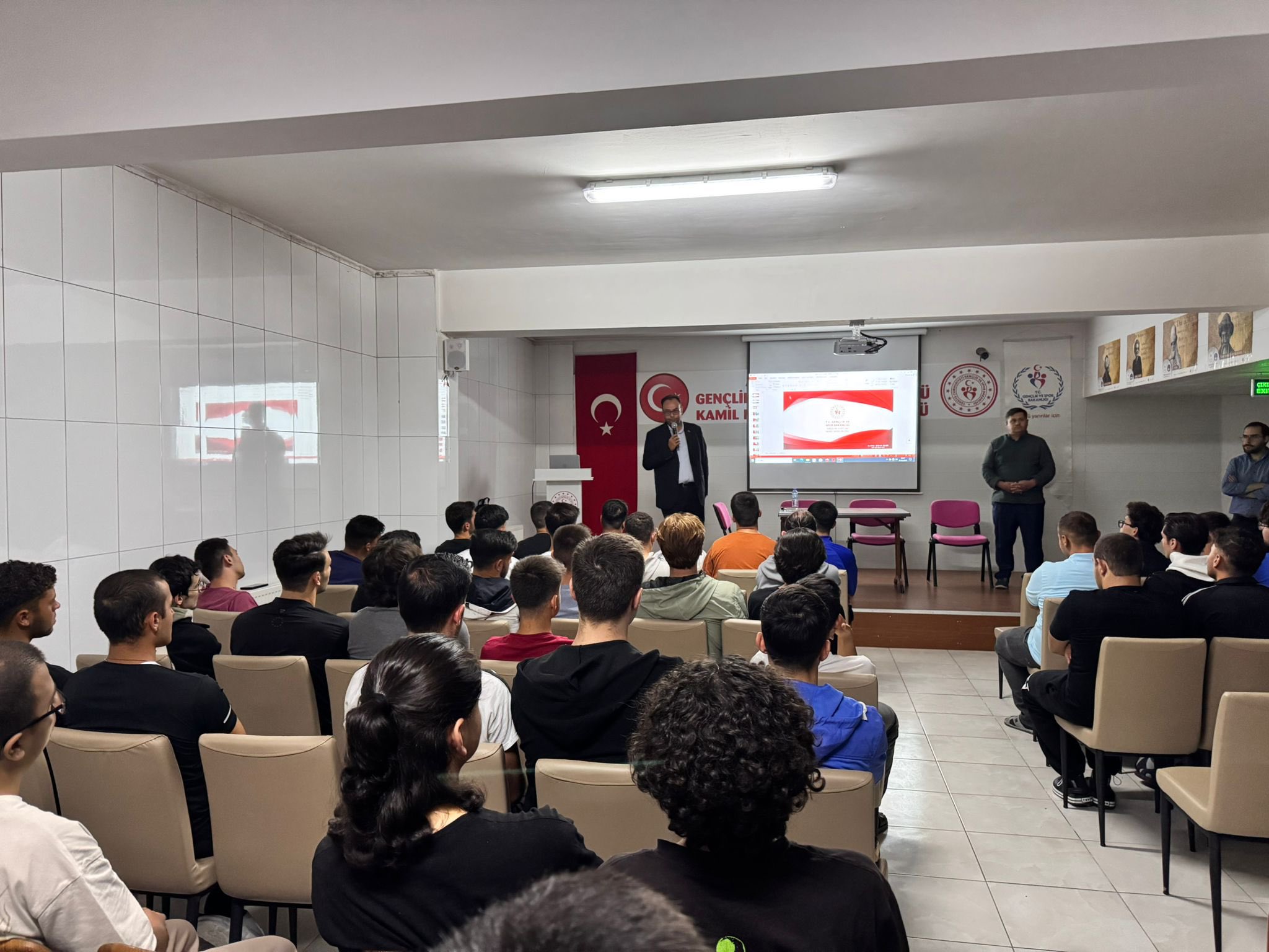 Gençlere Önem Veren Kurum  İletişim Semineri Düzenledi
